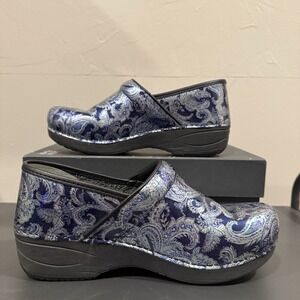 Women's Dansko nurse shoes  Size 39